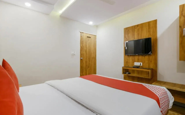 OYO 70998 Hotel Safari Inn