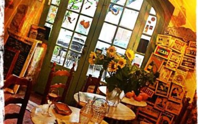 Le Petit Cafe