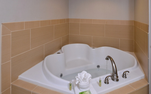 Holiday Inn Express Crestwood by IHG