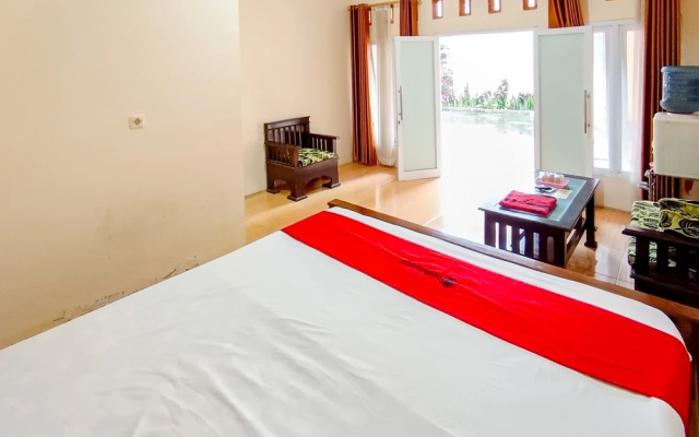 RedDoorz @ Dewa Breeze Inn Near Paralayang – Guest Rooms – Batu