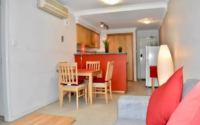 Convenient City Apartment with Pool Gym and Tennis Court