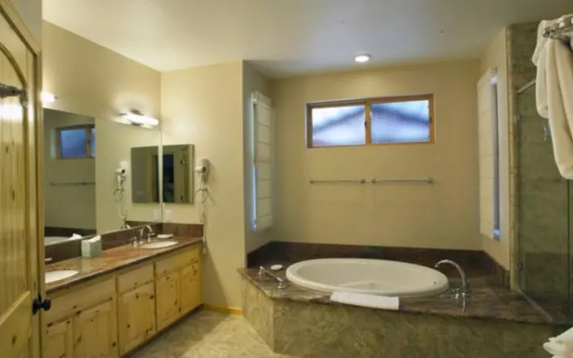 RedAwning Cabin #33A Bus Stop