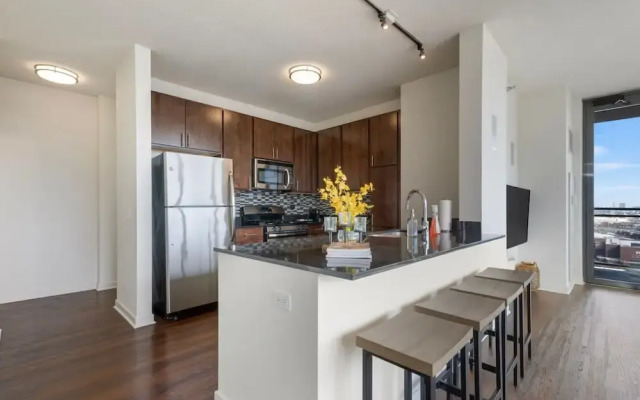 West Loop Luxe 2BR Balcony Skyline Views