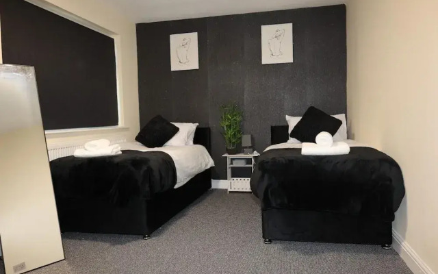Nottingham - 5 Beds - Sleeps 11 - Garden - Parking