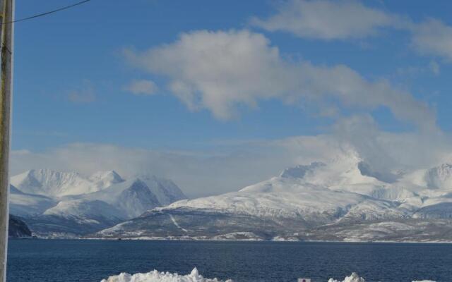 Lyngenfjord, Frøyas hus