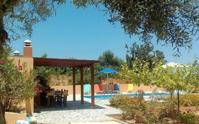 Beautiful villa, swimming pool, sea view near village not far from Rethymno, NW