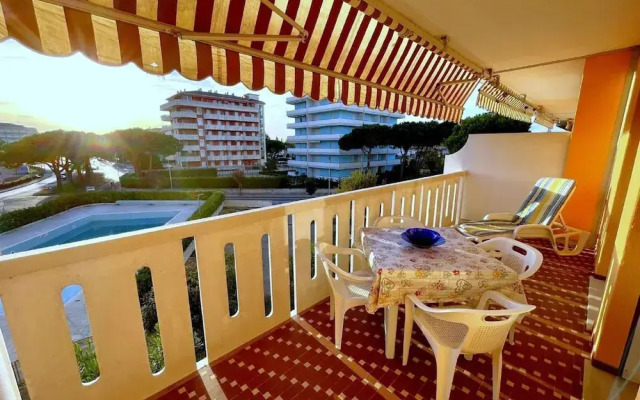 Apartment With Private Patio