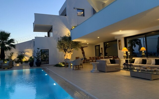 Luxury Villa Marathon