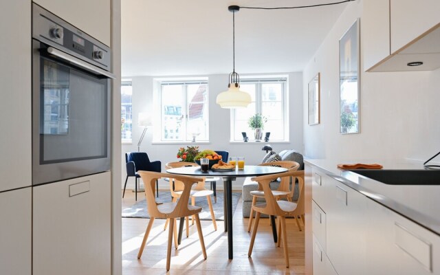 Beautiful 1 Bedroom Apartment In The Building From 1734 In Heart Of Copenhagen