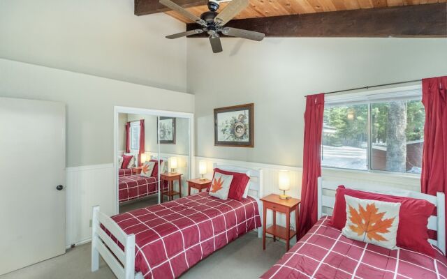 Maple Leaf Lodge 3 Bedroom Home by NW Comfy Cabins by RedAwning