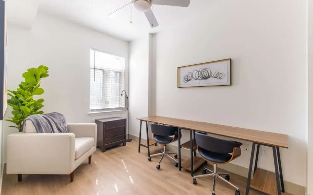 Luxury Central Apartment with Gym