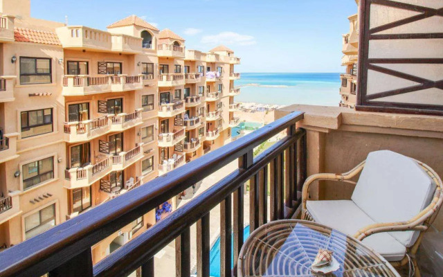 Beautiful studio with sea view and pool view