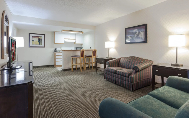 Red Roof Inn & Suites DeKalb