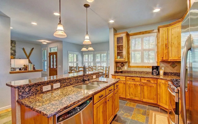 Bear Pine 4 Br home by RedAwning