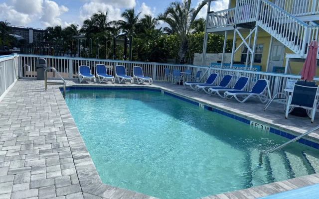 Holiday Court 01 - Surfside