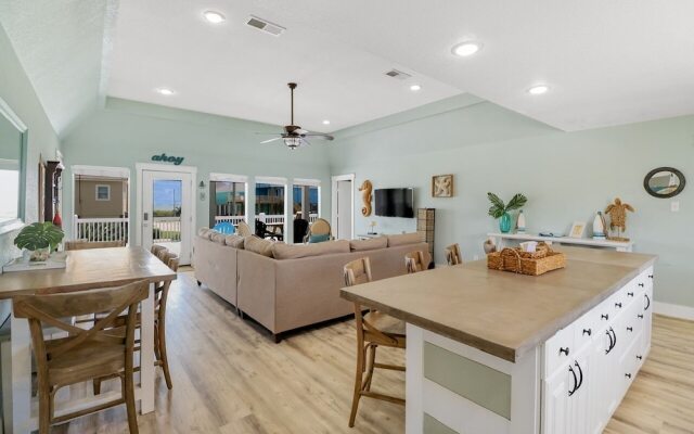 Always Sunny 3 Bedroom Home by RedAwning