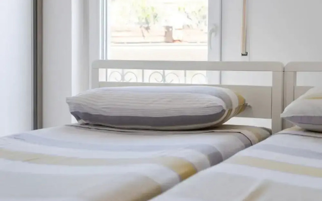 Urban Scene - Free Parking