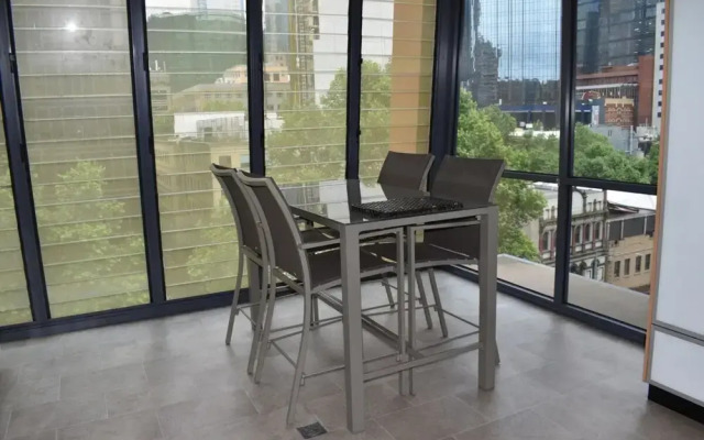 Spacious 1 Bedroom Apartment in the Heart of Melbourne's CBD
