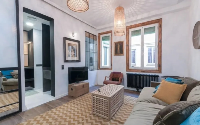 Spacious Designer Two Bed Apartment in Malasaña