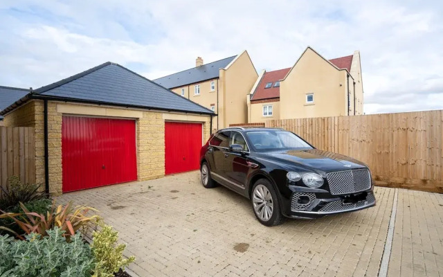 6 Bedroom New Build Detached House in Bicester