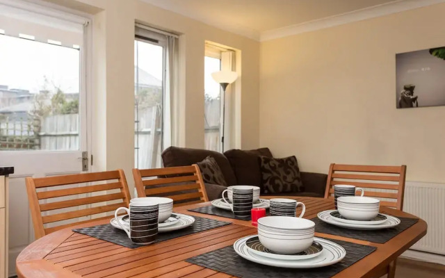2 Bedroom House Near Wapping Station