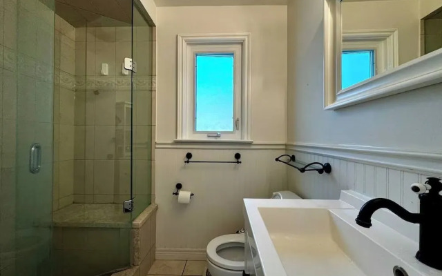 The Cozy Crescent Comforts Stay