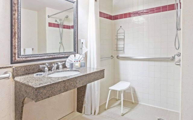 Holiday Inn Express And Suites Arlington North - Stadium Area by IHG