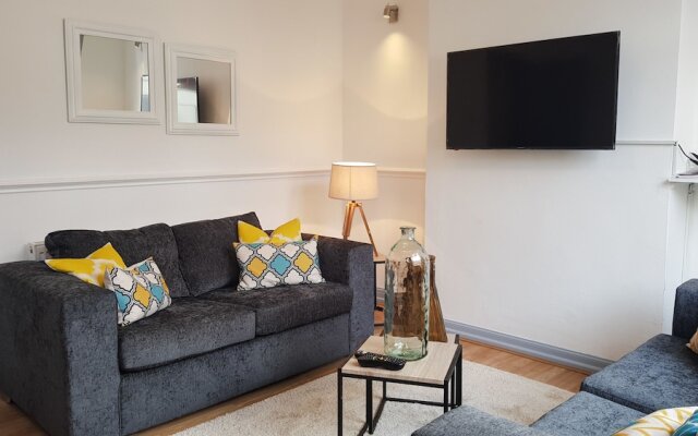 Ideal Home away in Smithalls, Bolton