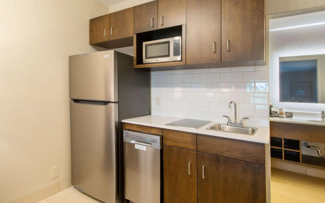 Econo Lodge Inn & Suites Foley - North Gulf Shores