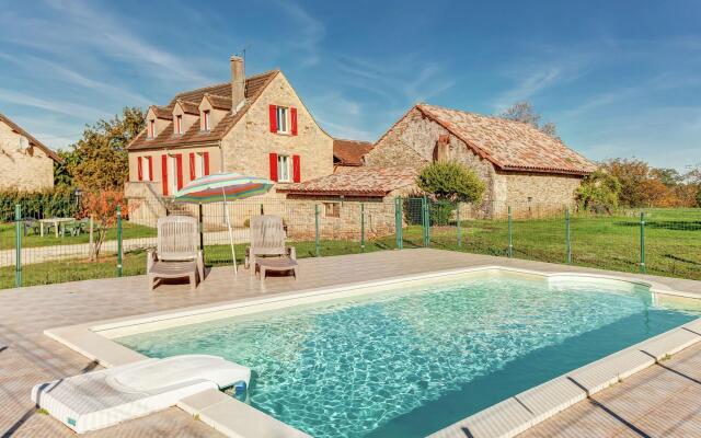 Luxury Holiday Home in Prats-du-périgord With Swimming Pool