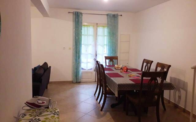 House with 2 Bedrooms in Hell-Bourg, with Wonderful Mountain View, Enclosed Garden And Wifi - 89 Km From the Beach