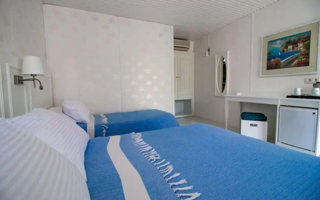 Blue & White Hotel
