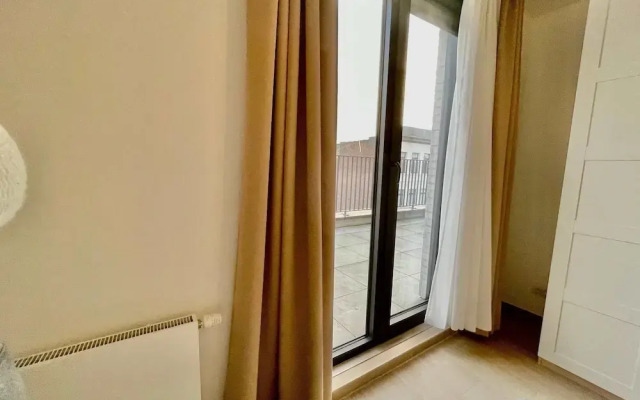 Modern 1BR Near Diamond District by Oneluxstay