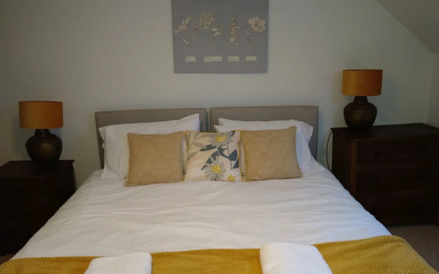 5 Bedrooms/sleeps 10-12/free Wifi & Parking/garden