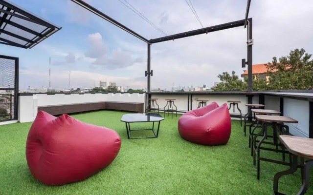 LOBSUEK Hostel หลบศึก โฮสเทล