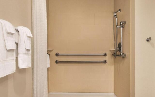 Country Inn & Suites by Radisson, Buffalo, MN