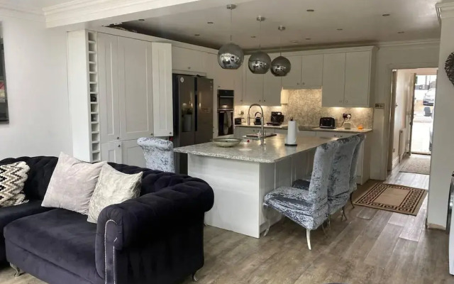 Lovely 3-bed House in Potters Bar Jacuzzi & 75inch