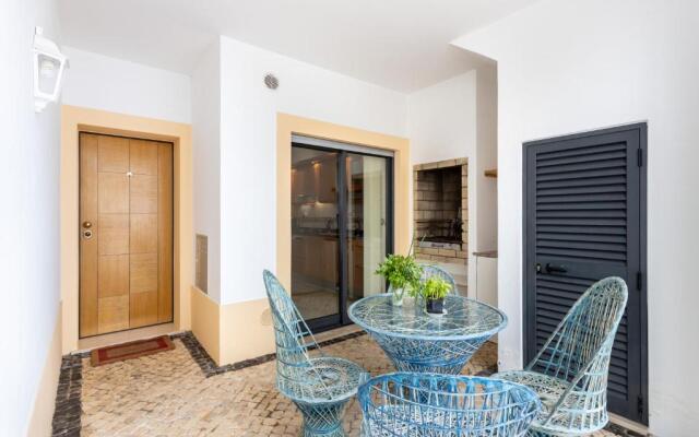 Great 2 bedroom apartment with communal pool