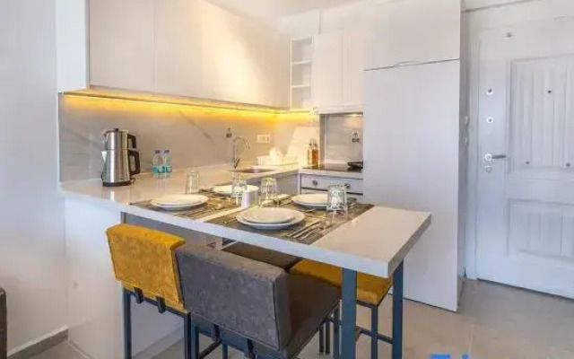 Midpoint Suites - Deluxe Suite 104