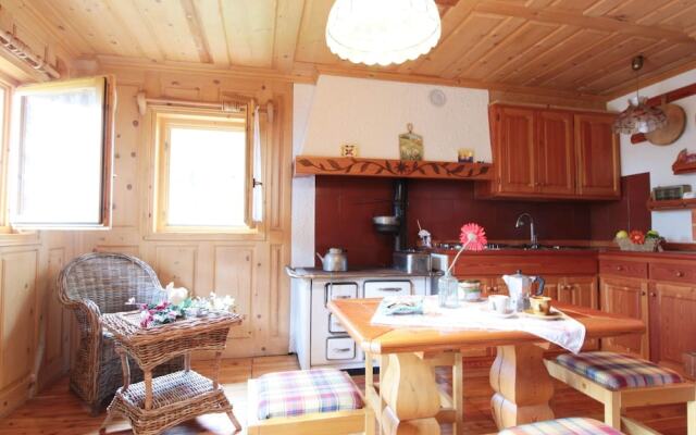 Belvilla by OYO Hilltop Chalet in Lamon With Views