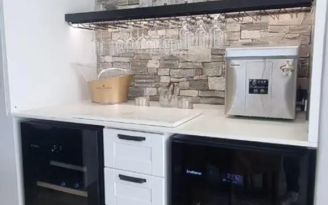 Waterfront New Listng - 8 South Quay -