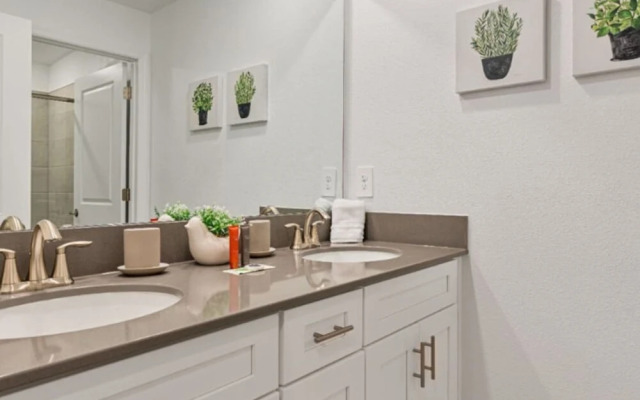 Amazing 4bdr House Storey Lake