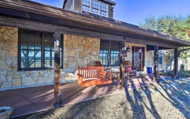 Private Pool: Spacious & Vibrant Argyle Villa!