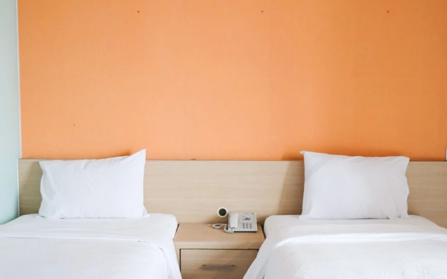 Comfy And Tidy Studio At The Square Apartment