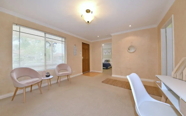 Redcliff Home Close to City & Airport