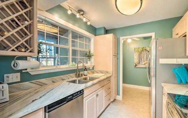 Pet-friendly A-frame Retreat Near Dtwn + Beaches!