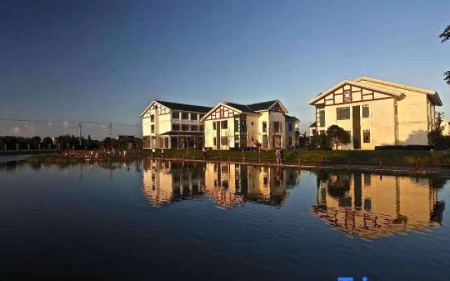 Mingzhu Lake Swan Garden Resort