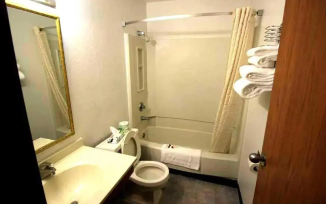 Norwood Inn and Suites - Roseville