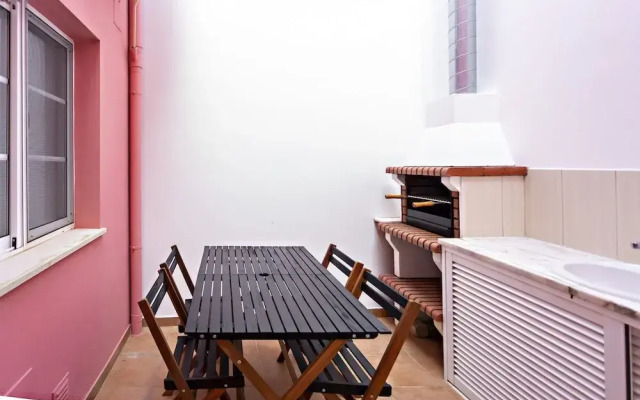 Pink House in Faro With 3 Bedrooms and 3 Bathrooms