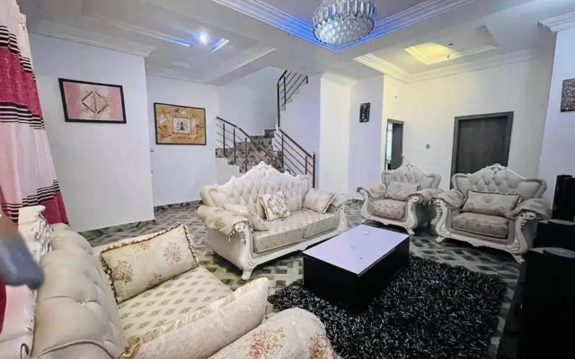 Charming 3-bed House in Lekki